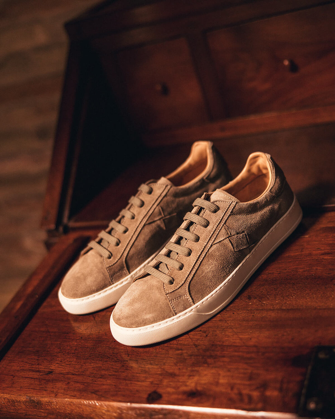 Sneakers in Pelle Artigianali Uomo: Come Sceglierle, Abbinarle e Prendersene Cura